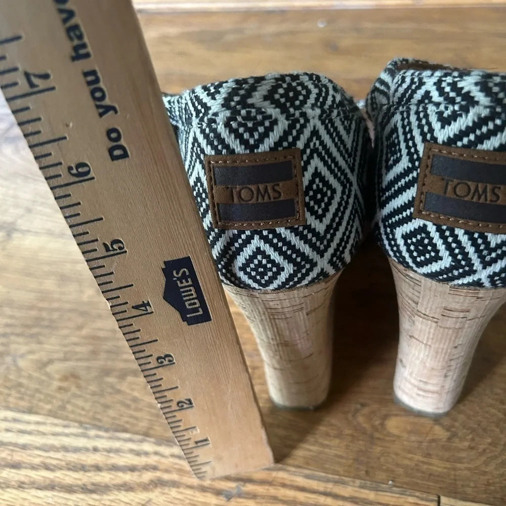 Toms casual guest home